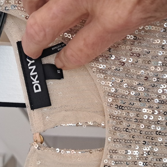 DKNY (Donna Karen) beautiful pale gold shimmery sequens top not heavy XS EUC - Picture 2 of 7